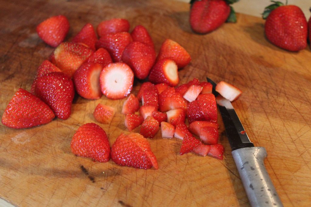 slicing the berries