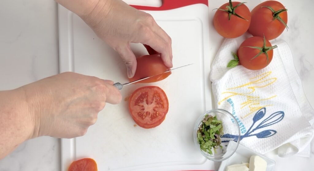 Slicing fresh tomato