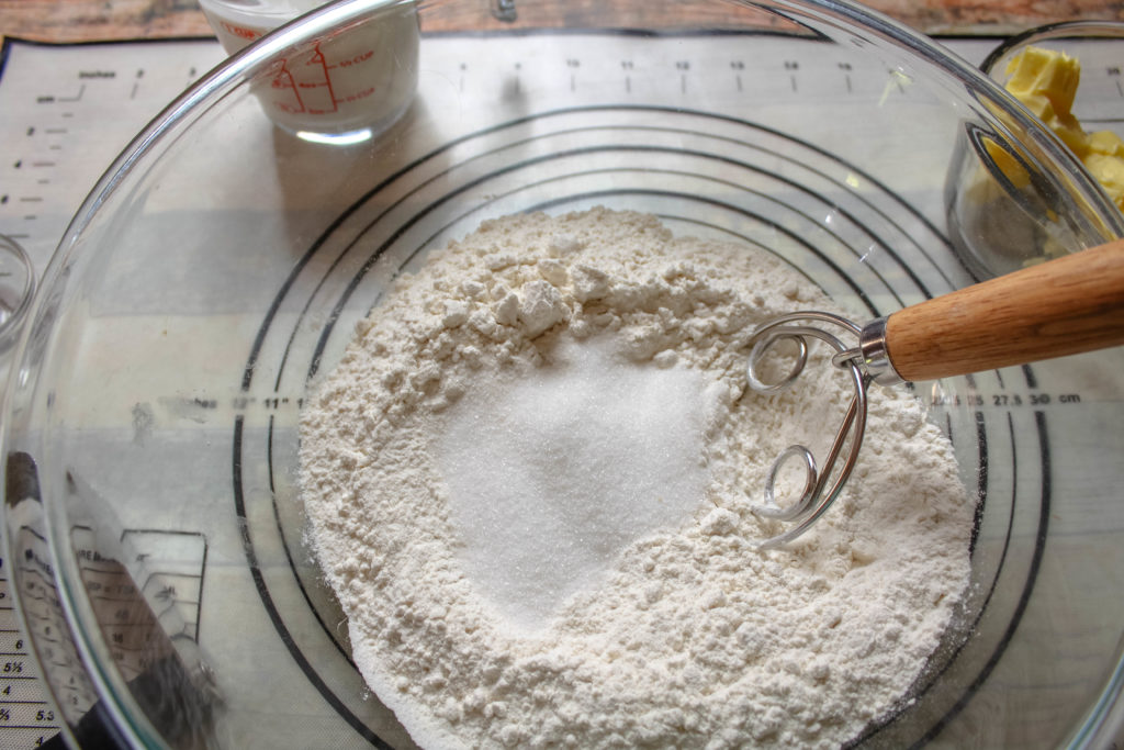 Mixing sugar with flour