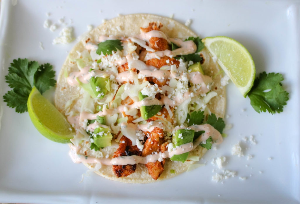 Crema de Chipotle en tacos de pescado